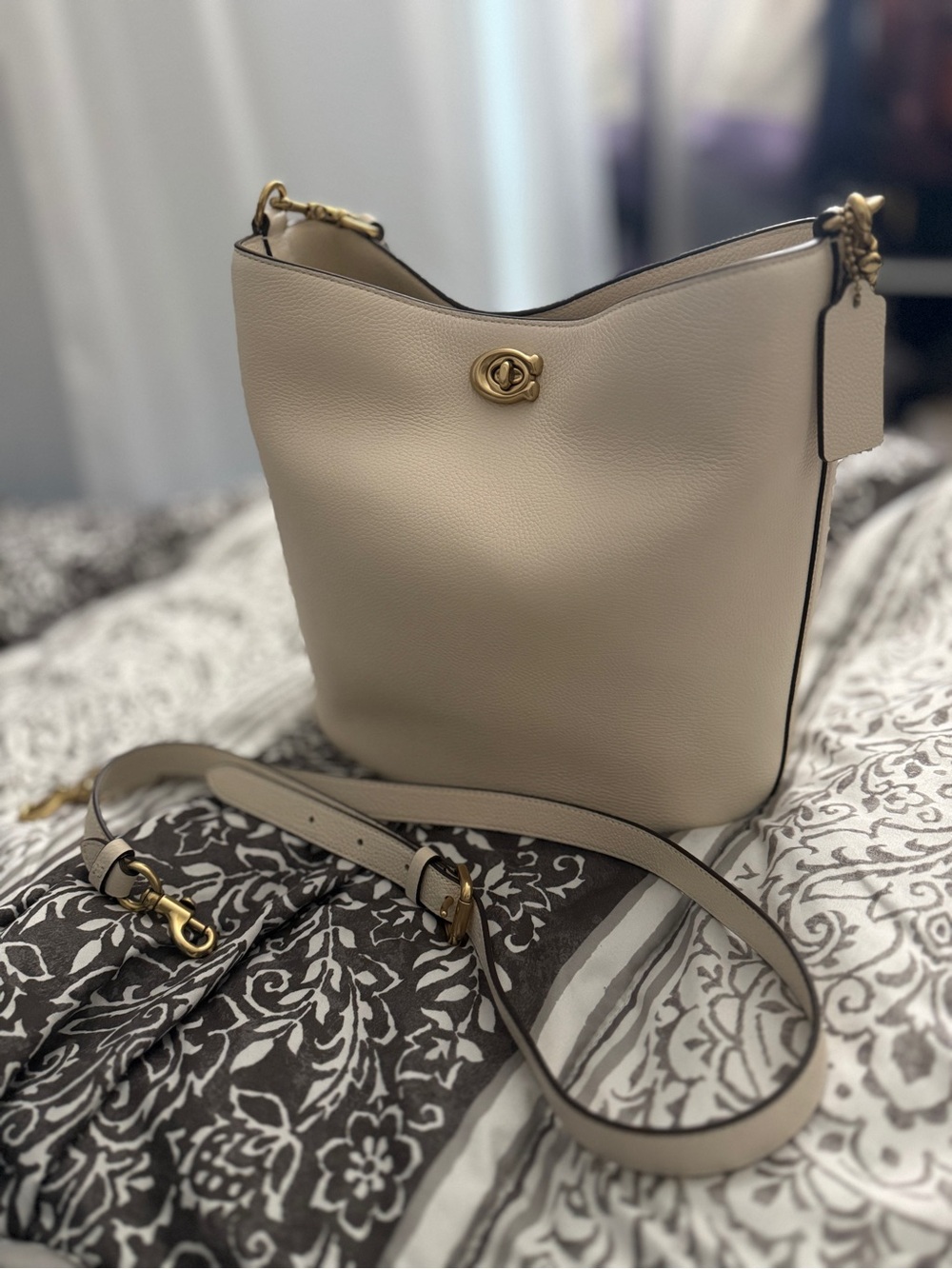 Coach Willow Bucket Bag Chalk White Leather Turnlock Crossbody Like New - Picture 4 of 9